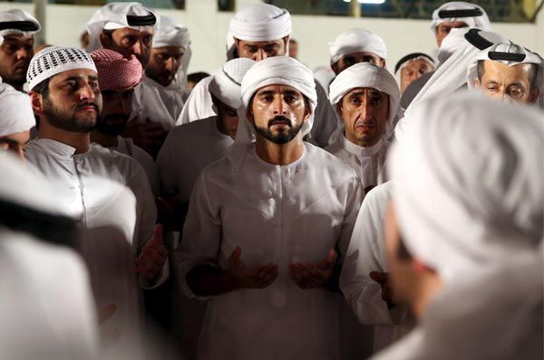 Último adiós al jeque Rashid durante las oraciones fúnebres en la Mezquita Zabeel, situada junto a uno de los palacios de la Familia Real de Dubai, que se celebraron el mismo sábado
