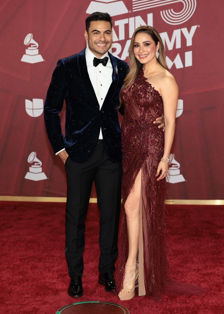 Carlos Rivera y Cynthia Rodríguez en la 25 edición de los Premios Grammy Latinos. 14 de noviembre de 2024. Miami