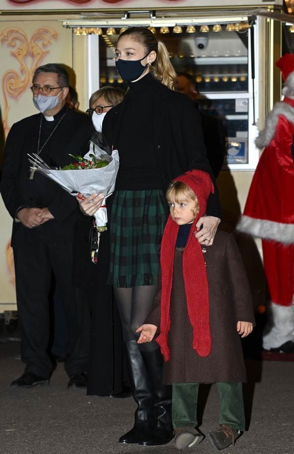 Beatrice Borromeo con falda de cuadros verde