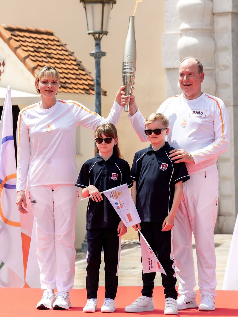 Alberto y Charlene de Monaco junto a sus hijos Alberto II y Gabriella