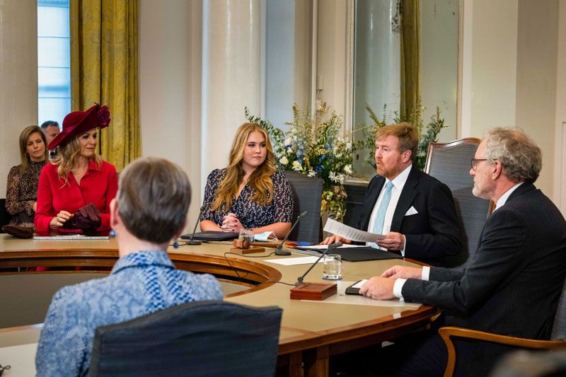 Amalia de Holanda con sus padres en el Consejo de Estado