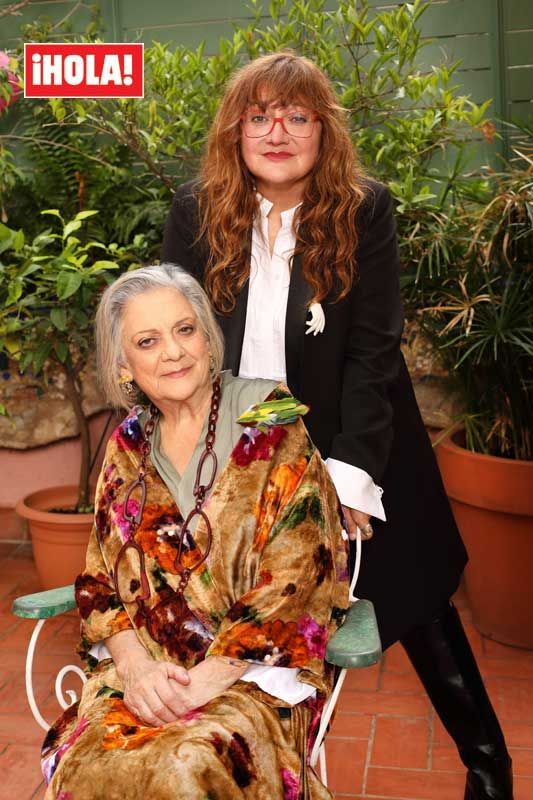 Isabel Coixet y su madre, Victoria Castillo, con vestido de Cortana y capa de Olga Maciá