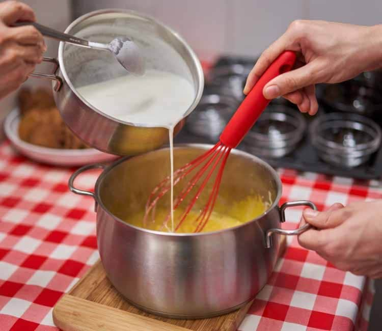 Preparando 'crème brûlée'