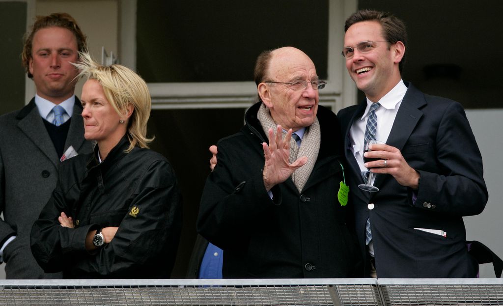 Elisabeth Murdoch, Rupert Murdoch y James Murdoch en las carreras de caballos, 2010