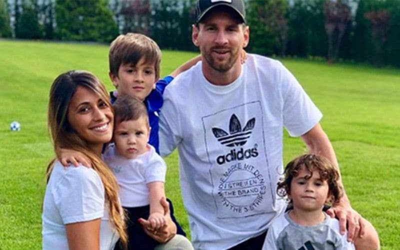 Messi posa sonriente junto a su familia
