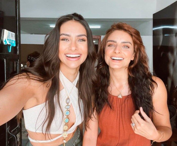 Renata Notni y Aislinn Derbez