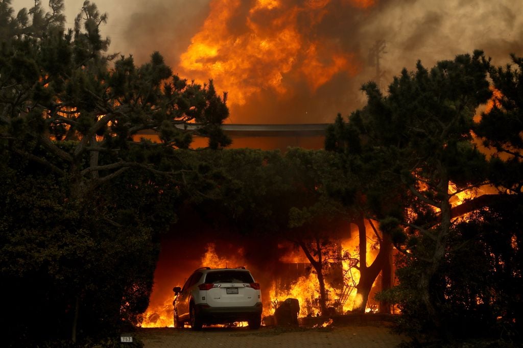 Una casa es consumida por las llamas del incendio de Pacific Palisades, en la avenida Haverford