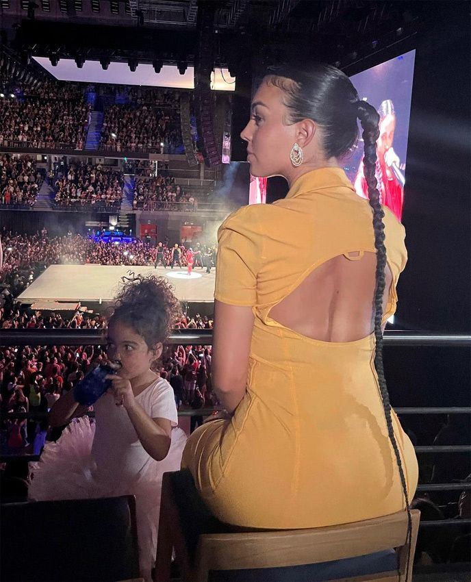 Georgina Rodríguez, con sus hijos y amigos en el concierto de Rosalía en Madrid