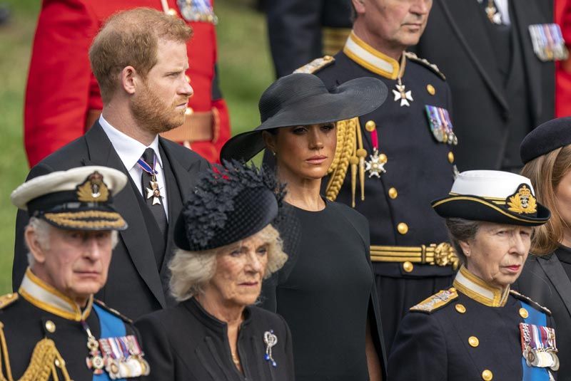 El rey Carlos con Camilla, la princesa Ana y los duques de Sussex