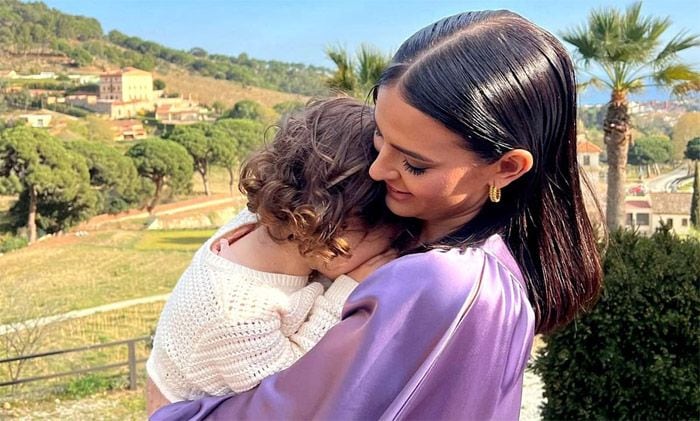 Laura Escanes junto a su hija Roma