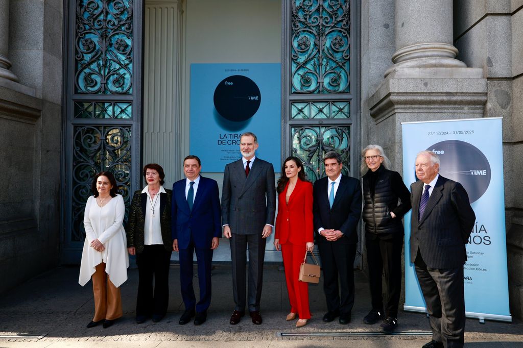 Los reyes Felipe y Letizia con Annie Leibovitz ven sus retratos en el Banco de España 