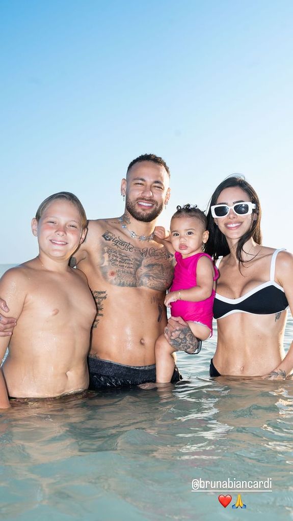 Neymar compartió esta postal familia en la que también apareció su primogénito Davi Lucca.