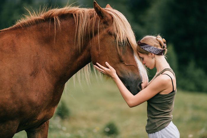 mujer con un caballo