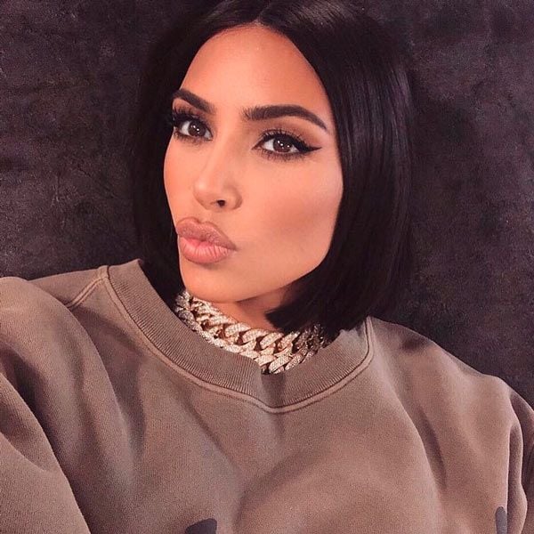 Kim Kardashian con labios nude y cat eyes