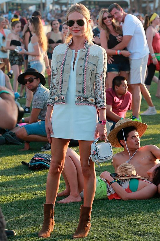 Con un minivestido de crochet en rosa palo y botines negros.
