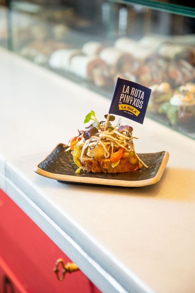 Pintxo de Gula del Norte con cabello de ángel y flores silvestres, de la Taberna Txiki