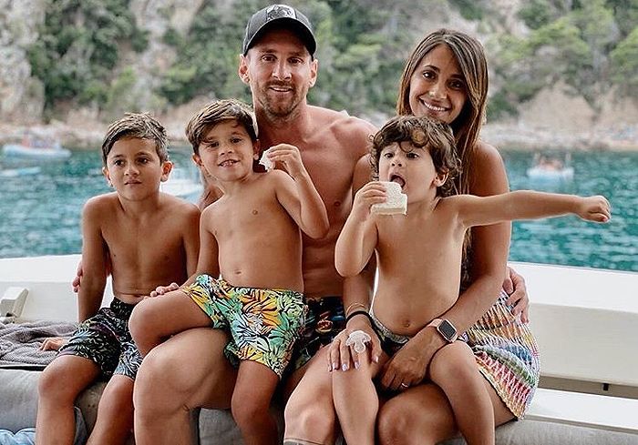 Antonela Roccuzzo y Leo Messi con sus hijos