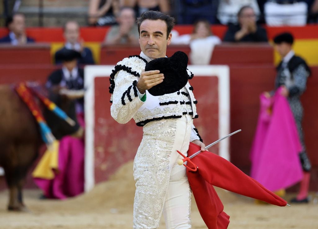 Para su última corrida, Enrique Ponce llevó un traje blanco con plateado que estrenó en su despedida en Valencia, en octubre pasado.