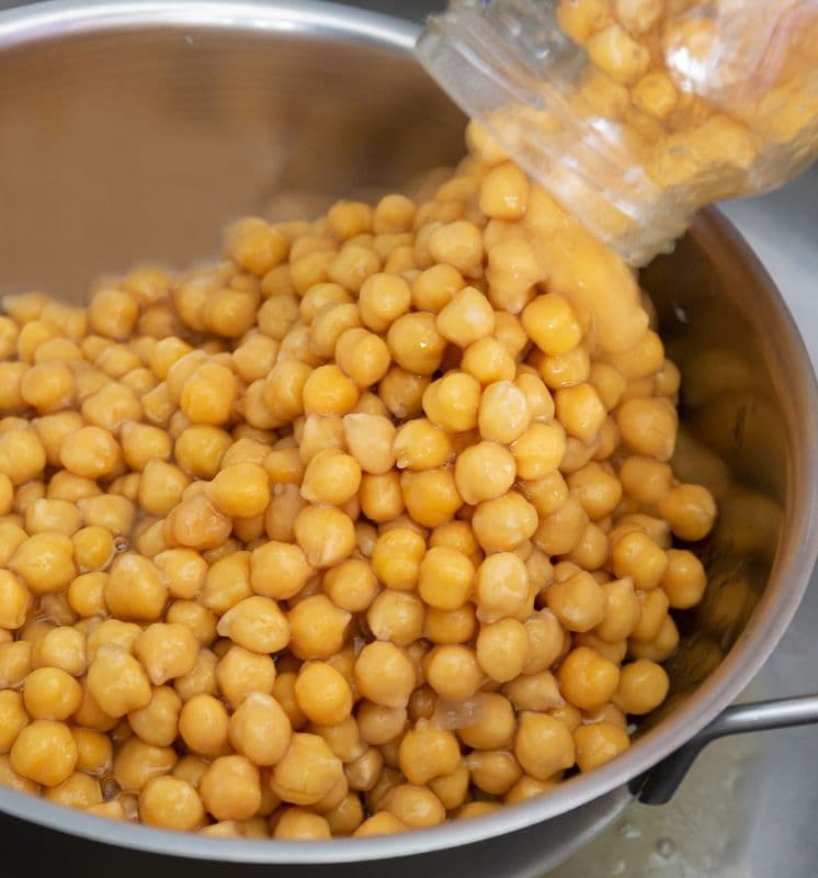 Los garbanzos de bote nos ayudan a ahorrar un tiempo considerable en la cocina