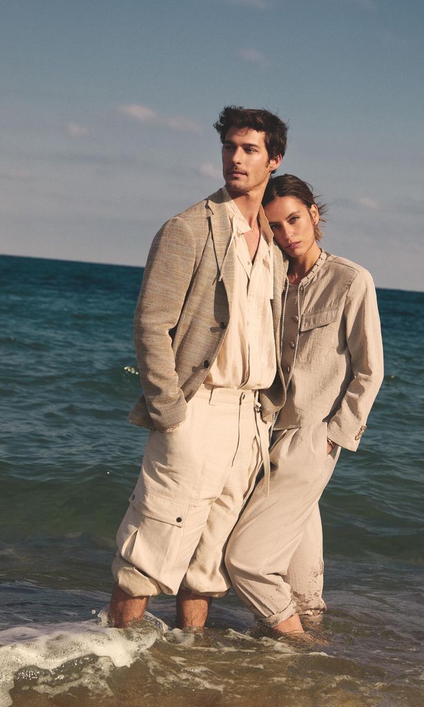 Alicia Medina y Edu Román, en la playa