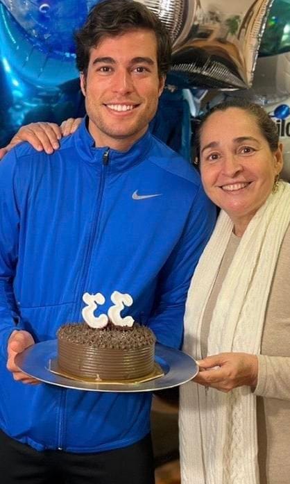 Danilo Carrera y sus padres