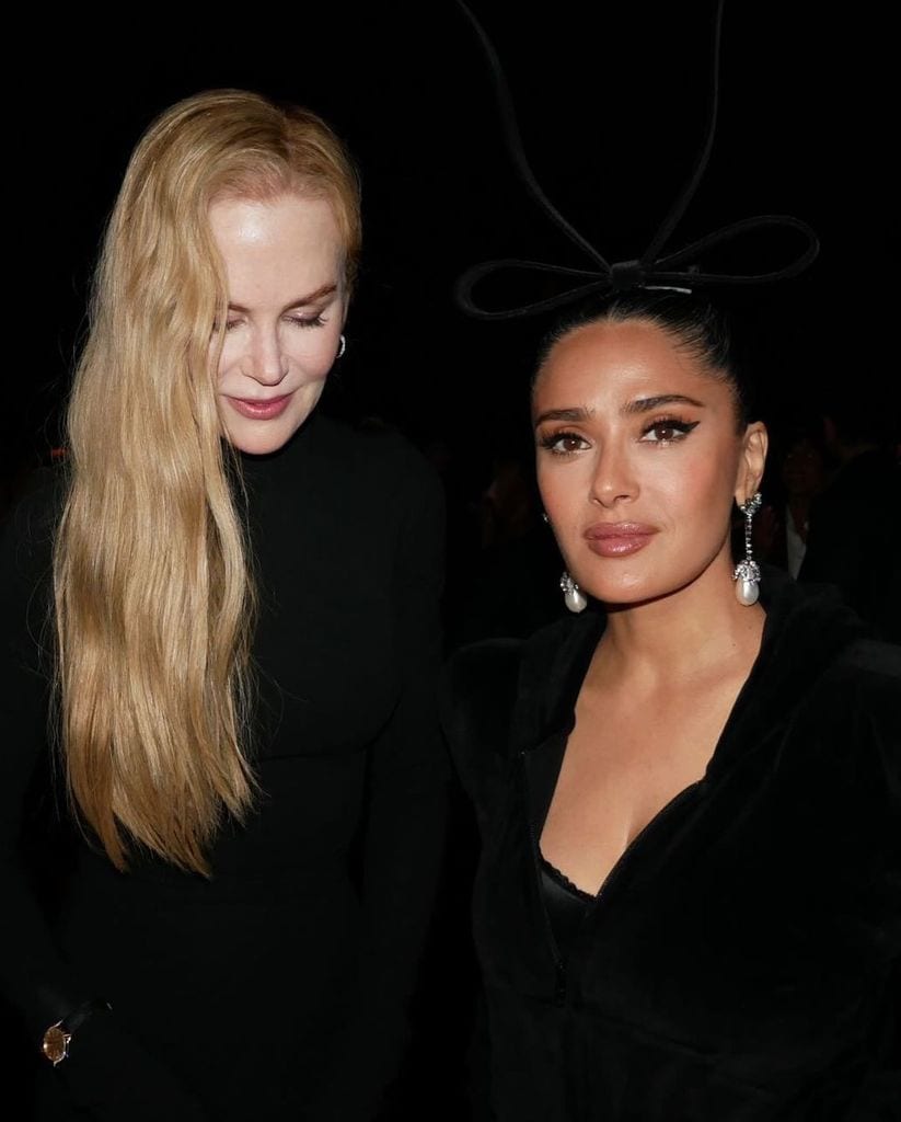 Esta fue la imagen que Salma Hayek publicó en su cuenta de Instagram junto a Nicole Kidman, al finalizar el desfile.