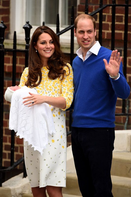 2 de mayo 2015: Menos de diez horas después de dar a luz, la Duquesa de Cambridge, junto a Guillermo de Inglaterra presentaba a su hija, la princesa Charlotte, al mundo. La expectación era máxima, fotógrafos, operadores de cámara y fans se agolpaban a las afueras del hospital Saint Mary en Paddington (Londres), esas serían las primeras imágenes con las que la pequeña se colaría en la vida y en el corazón del Reino Unido
