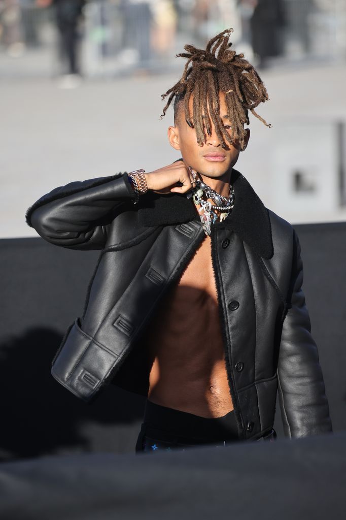 Jaden Smith en el Louvre durante la Semana de la Moda de París Primavera/Verano 2025, el 1 de octubre de 2024, en París, Francia