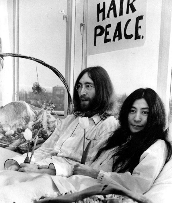 En su luna de miel, en el hotel Hilton de Ámsterdam, colgaron letreros en los que podía leerse 'Bed Peace' y 'Hair Peace' para protestar por la guerra de Vietnam y permanecieron encerrados durante siete días 