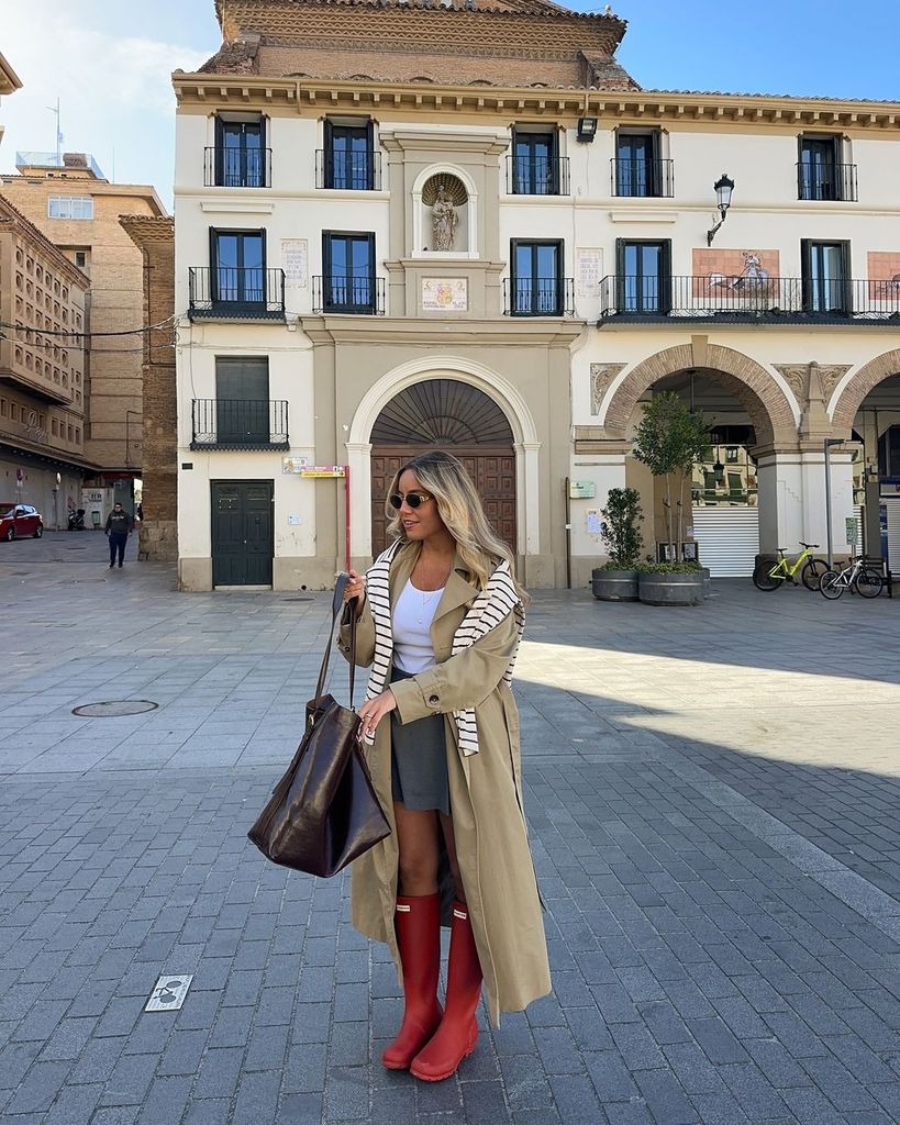 Look con botas de agua rojas