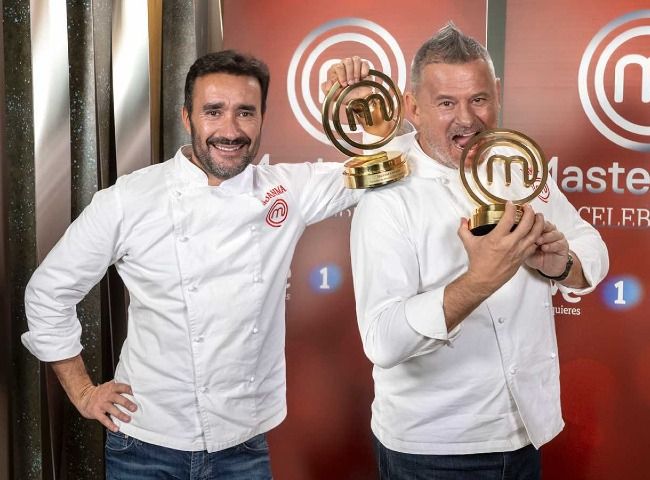 Juanma y Miki con sus trofeos de 'MasterChef Celebrity' 