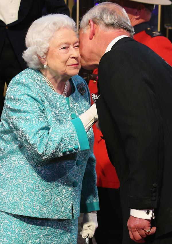 La reina Isabel II se fundió en un cálido beso con su hijo, el príncipe Carlos
