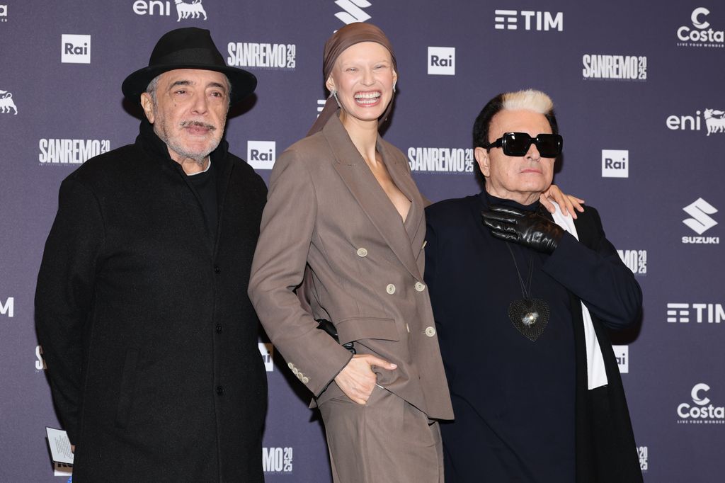 Segundo día del Festival de Sanremo, Nino Frassica, Bianca Balti y Cristiano Malgioglio posando en el photocall del festival de música italiano