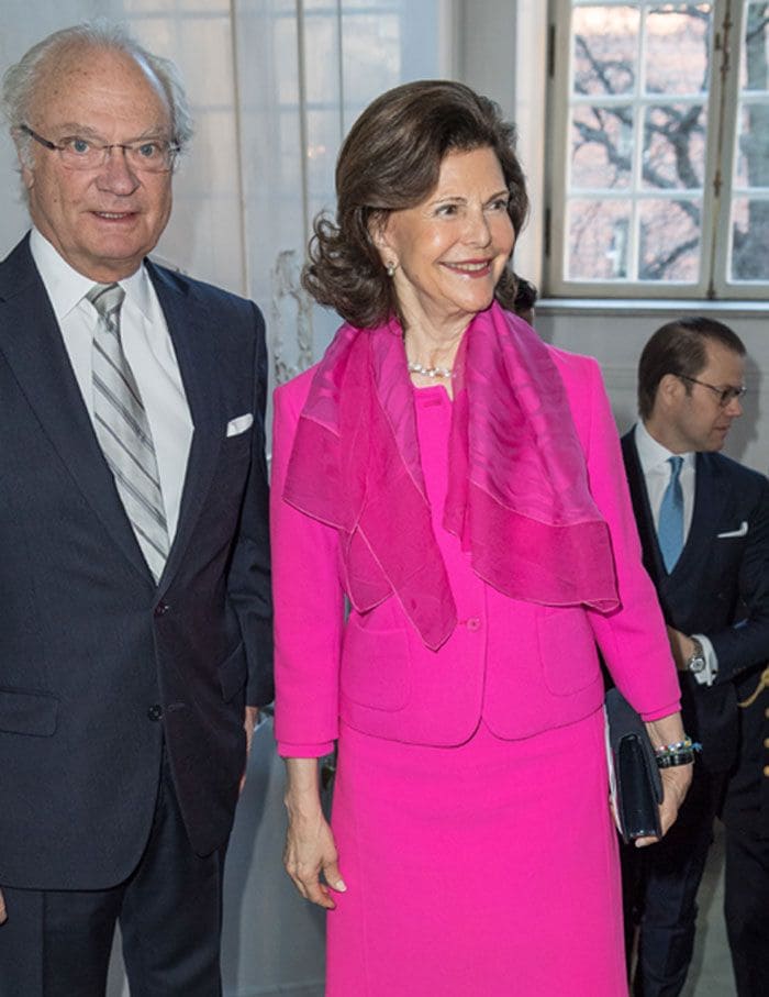 Carlos Gustavo y Silvia de Suecia, muy sonrientes a su llegada al Teatro Real
