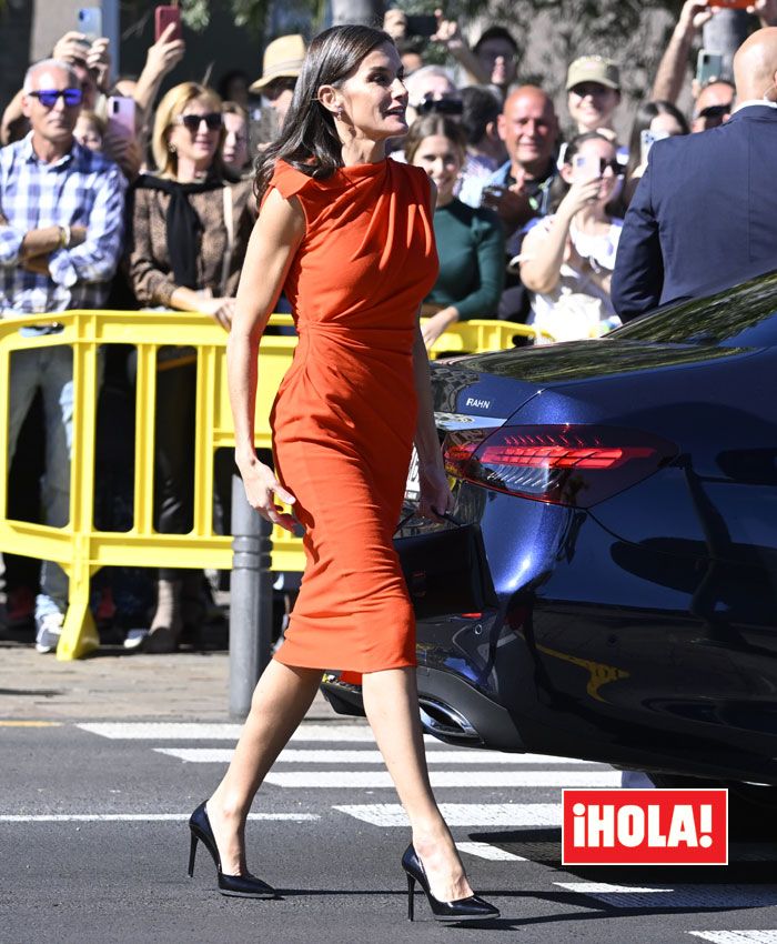 Reina Letizia vestido naranja de Zara y zapatos negros