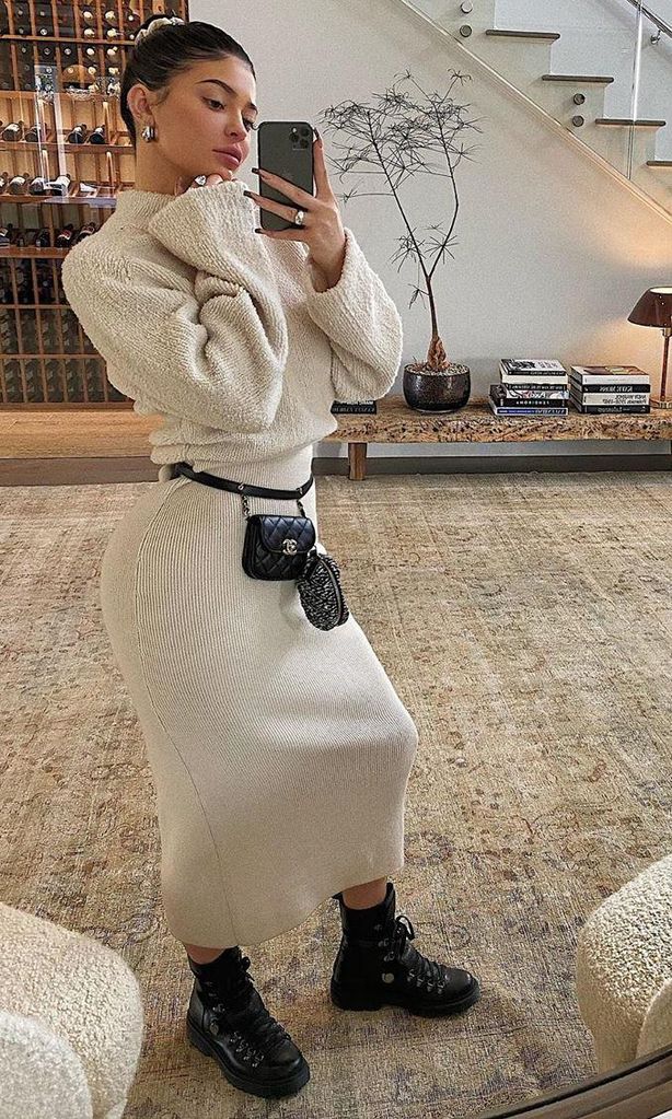 kylie jenner con sweater dress marfil y combat boots