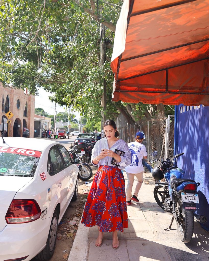 Tamara Falcó con una falda roja y camisa de rayas