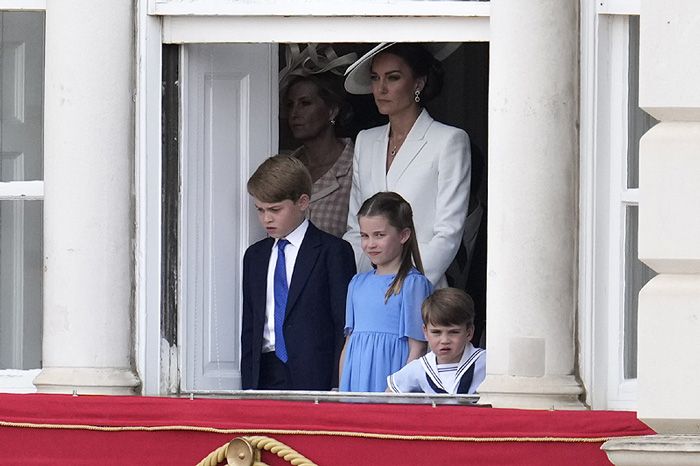 La duquesa de Cambridge con sus hijos en el balcón de Buckingham