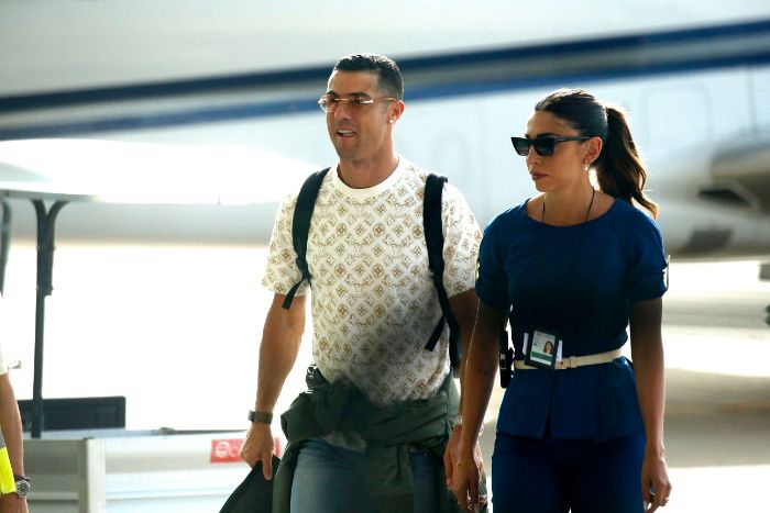 Cristiano Ronaldo en el aeropuerto de Cerdeña