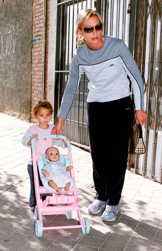 andrea janeiro con belen esteban empuja un carrito