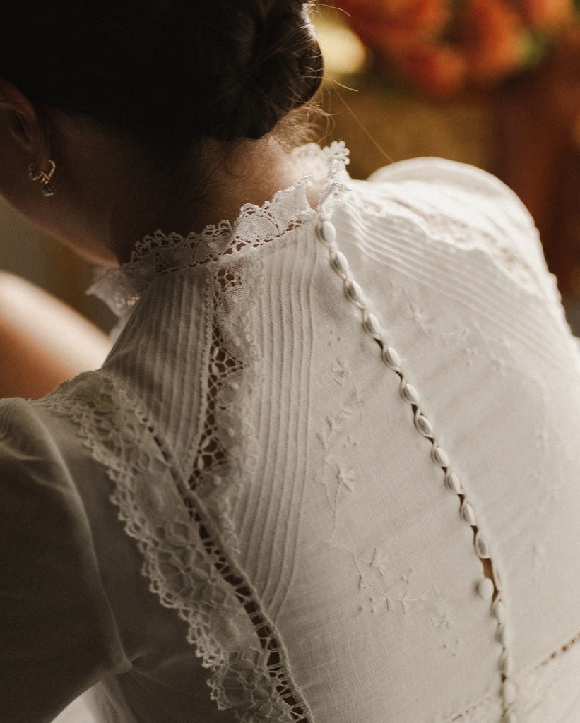 Vestido de novia con bordado en blanco