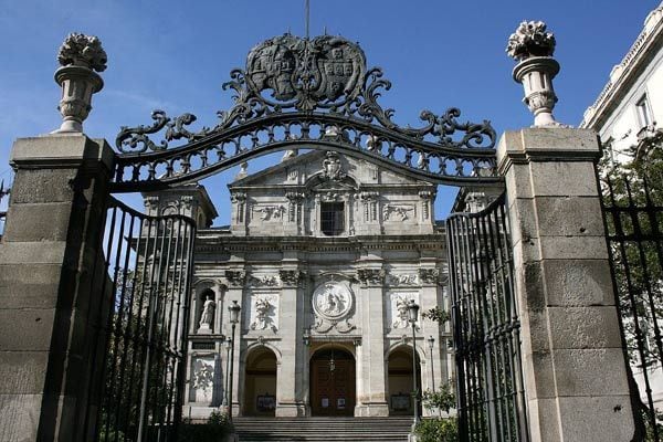 Antes de su muerte, el 27 de agosto de 1758, la Reina manda construir el Real Monasterio de las Salesas. En él descansan sus restos y los de su esposo, el rey Fernando VI
