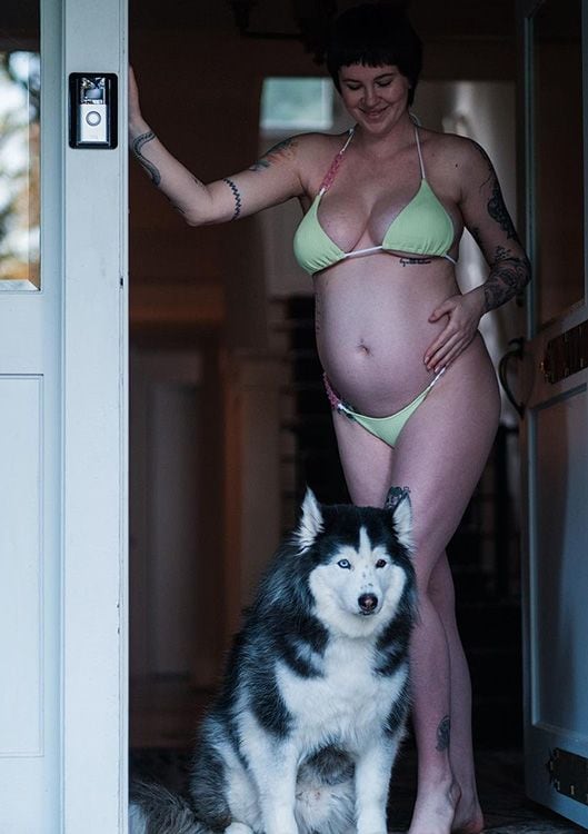 Ireland Baldwin y su perro raza husky