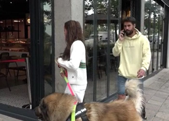 Gloria Camila con su novio y su perro 