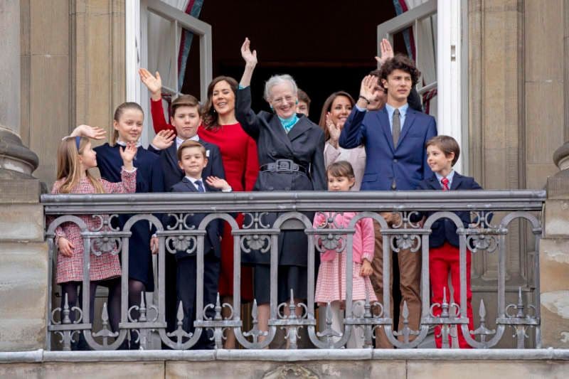La reina Margarita con sus nietos