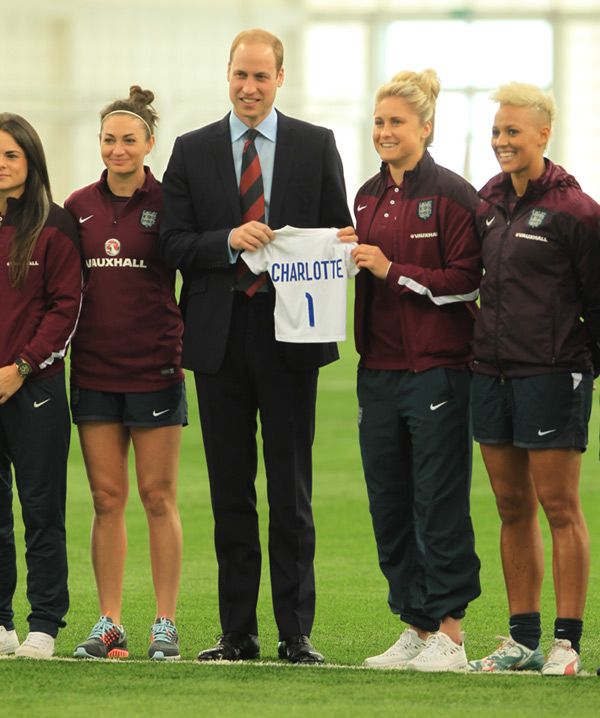 La selección le regaló al príncipe una diminuta camiseta blanca con el nombre ‘Charlotte’ y el número 1 en la espalda
