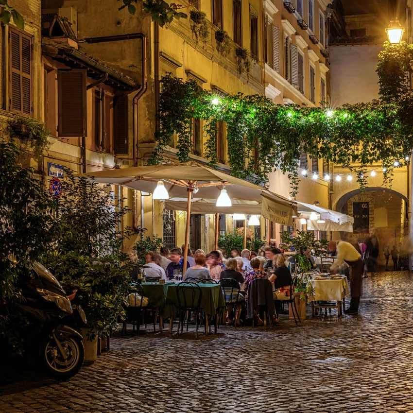 calle llena de encanto en el barrio del trastevere en roma