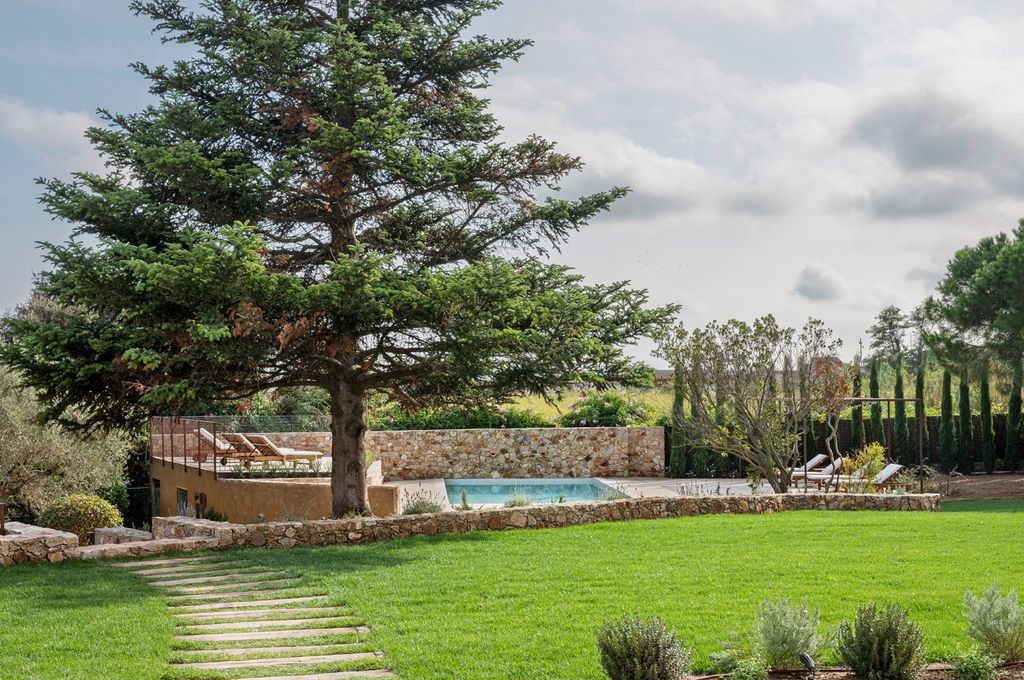 Jardín con piscina en una casa de la Costa Brava