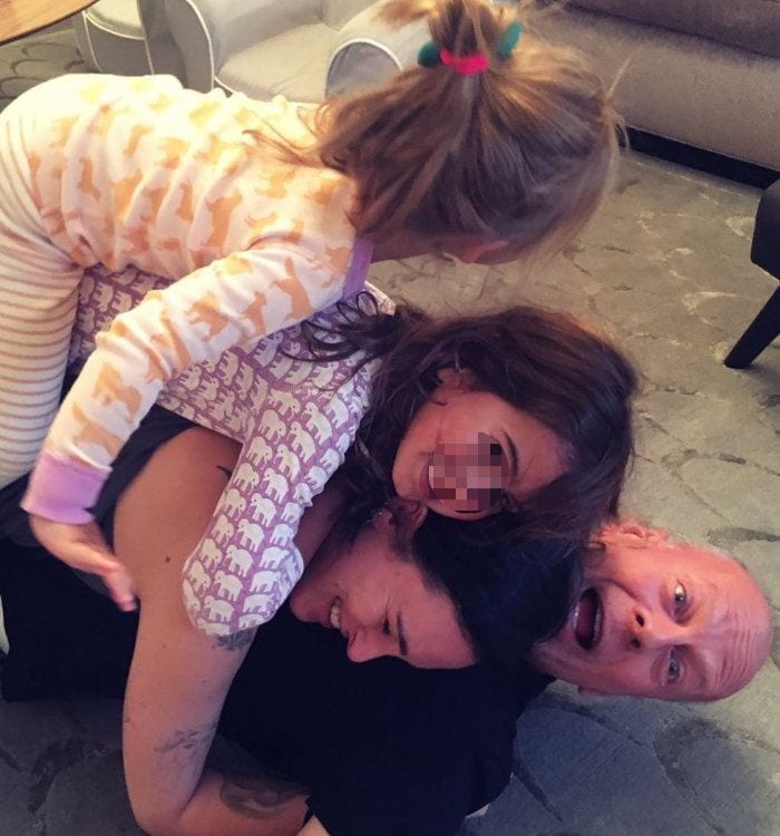 Bruce Willis jugando con sus hijas pequeñas 