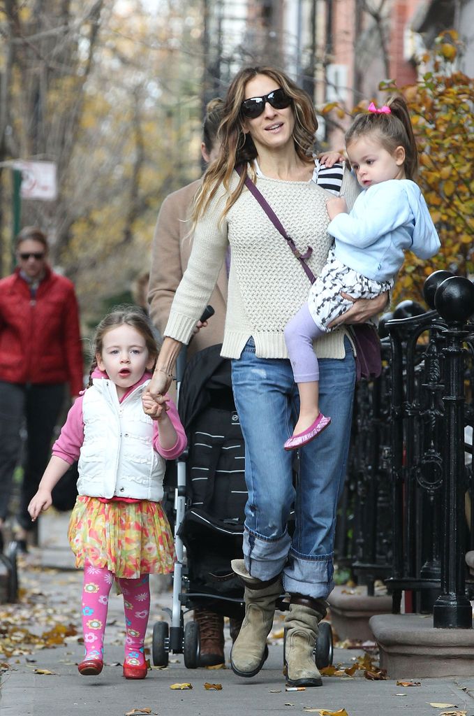 Sarah Jessica Parker con sus hijas Tabitha y Loretta paseando por Nueva York en diciembre 2012